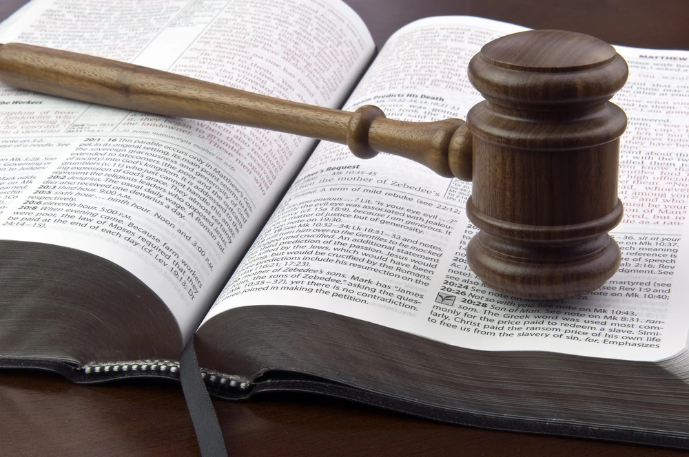 Richterhammer auf aufgeschlagenen Gesetzbüchern